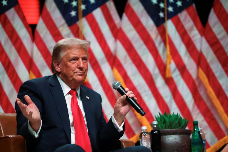 © Reuters. Republican presidential nominee and former U.S. President Donald Trump participates in a fireside chat with Tucker Carlson at 'Tucker Carlson Live on Tour' at Desert Diamond Arena, in Glendale, Arizona, U.S. October 31, 2024. REUTERS/Brendan McDermid