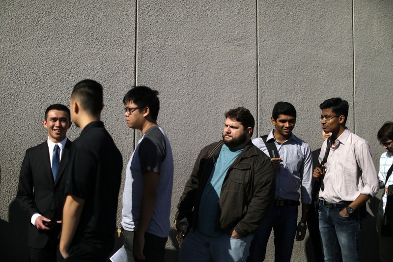 © Reuters. People wait in line to attend TechFair LA, a technology job fair, in Los Angeles, California, U.S., January 26, 2017. REUTERS/Lucy Nicholson/File Photo