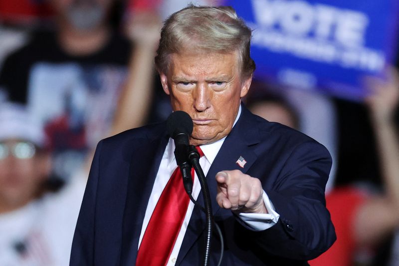 © Reuters. Republican presidential nominee and former U.S. President Donald Trump gestures during a rally, in Henderson, Nevada, U.S. October 31, 2024. REUTERS/Mike Blake