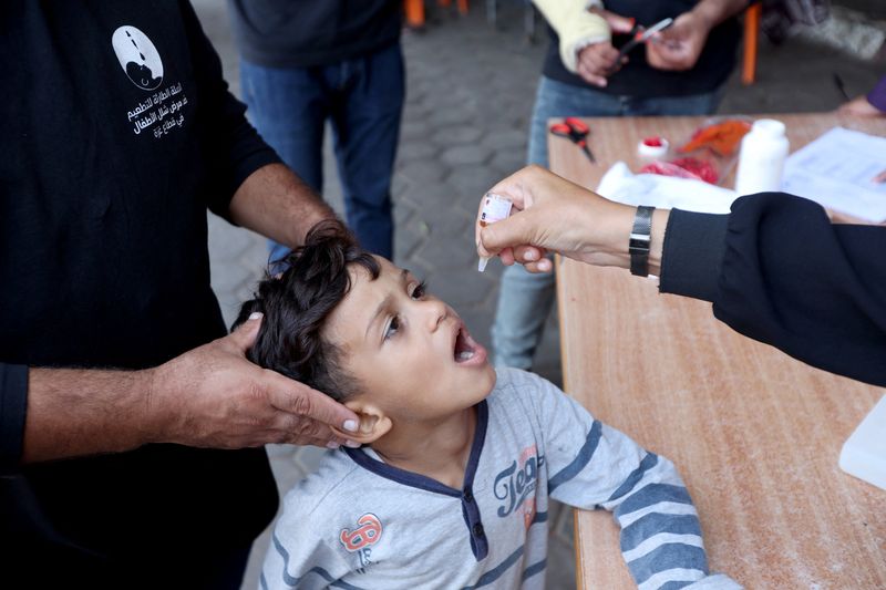 &copy; Reuters. Palestinian child is vaccinated against polio during the second round of a vaccination campaign, amid the Israel-Hamas conflict, in Deir Al-Balah in the central Gaza Strip, October 14, 2024. REUTERS/Ramadan Abed/File Photo