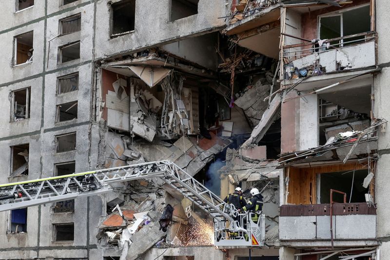 &copy; Reuters. FILE PHOTO: Rescuers work at the site of an apartment building which was hit by a Russian air strike in Kharkiv, amid Russia's attack on Ukraine, October 31, 2024. REUTERS/Sofiia Gatilova/File Photo