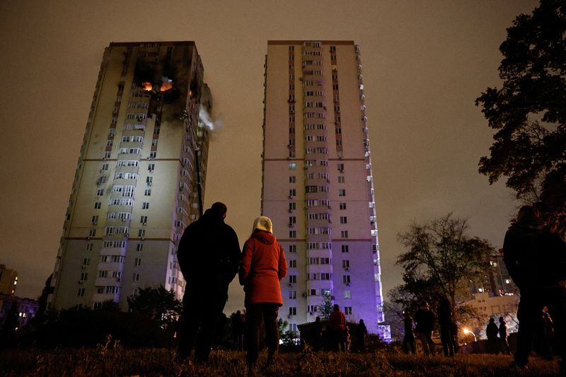 © Reuters. People watch a fire in an apartment building that was damaged during a Russian drone strike, amid Russia's attack on Ukraine, in Kyiv, Ukraine, October 25, 2024. REUTERS/Thomas Peter