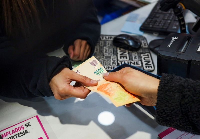 © Reuters. A one thousand Argentine pesos bill is shown inside a store, in Buenos Aires, Argentina July 29, 2022.  REUTERS/Cristina Sille/File Photo