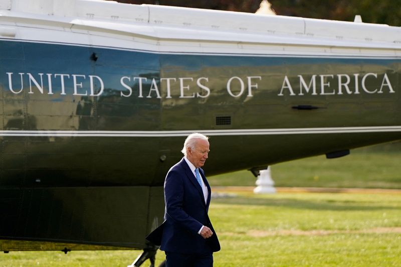 &copy; Reuters. U.S. President Joe Biden walks from Marine One in Bethesda, Maryland, U.S., October 29, 2024. REUTERS/Elizabeth Frantz