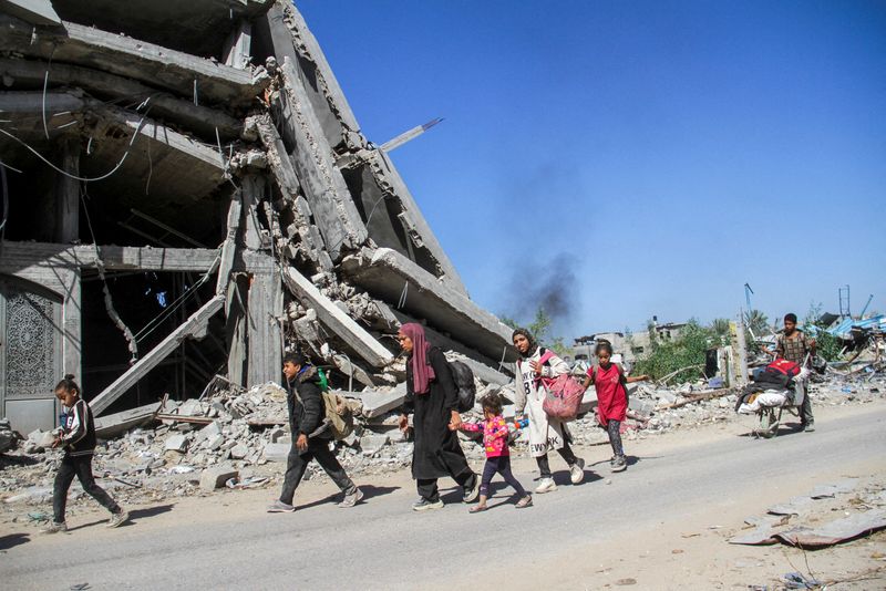 © Reuters. FILE PHOTO: Displaced Palestinians ordered by the Israeli military to evacuate the northern part of Gaza flee amid an Israeli military operation, in Jabalia in the northern Gaza Strip October 22, 2024. REUTERS/Mahmoud Issa/File Photo