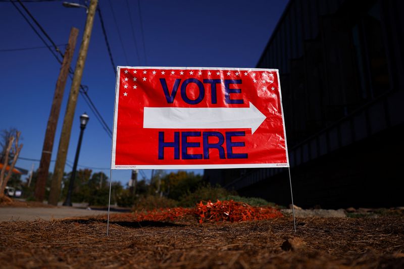 © Reuters. FILE PHOTO: A sign sits outside of a polling location as the battleground state opened for early voting, in Atlanta, Georgia, U.S., October 23, 2024. REUTERS/Hannah McKay/File Photo