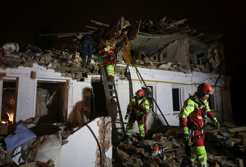 © Reuters. Rescuers work at a site of an apartment building hit by a Russian missile strike, amid Russia's attack on Ukraine, in Kharkiv, Ukraine November 1, 2024. REUTERS/Vyacheslav Madiyevskyy