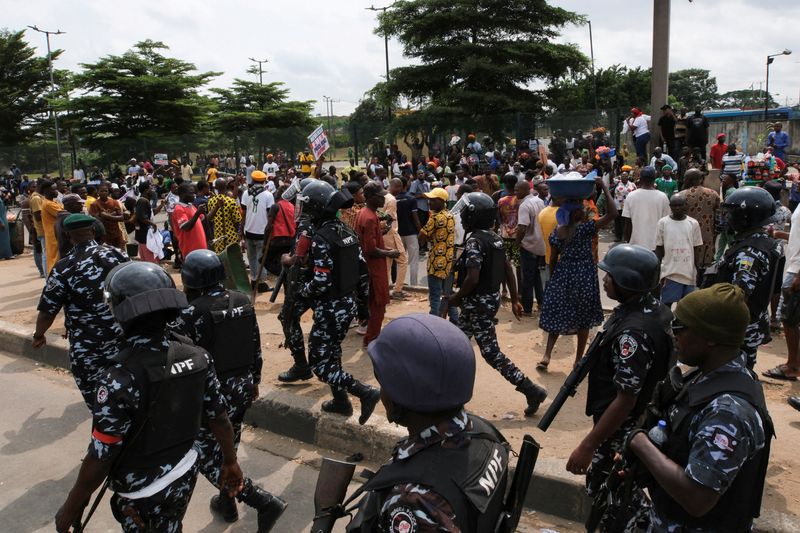 © Reuters. FILE PHOTO: Nigerian police personnel patrol, as anti-government demonstrations against bad governance and economic hardship continue, in Lagos, Nigeria August 5, 2024. REUTERS/Francis Kokoroko/File Photo