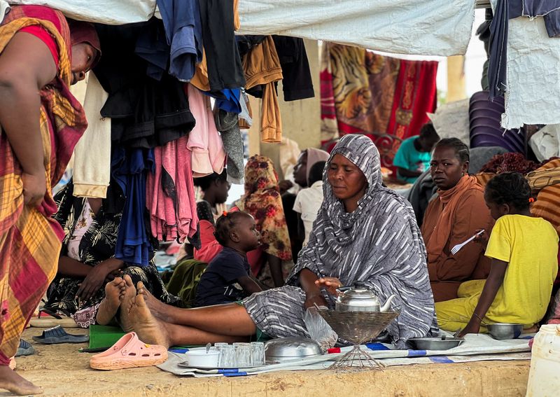 &copy; Reuters. FILE PHOTO: Families displaced by RSF advances in Sudan's El Gezira and Sennar states shelter at the Omar ibn al-Khattab displacement site, Kassala state, Sudan, July 10, 2024. REUTERS/ Faiz Abubakr/File Photo