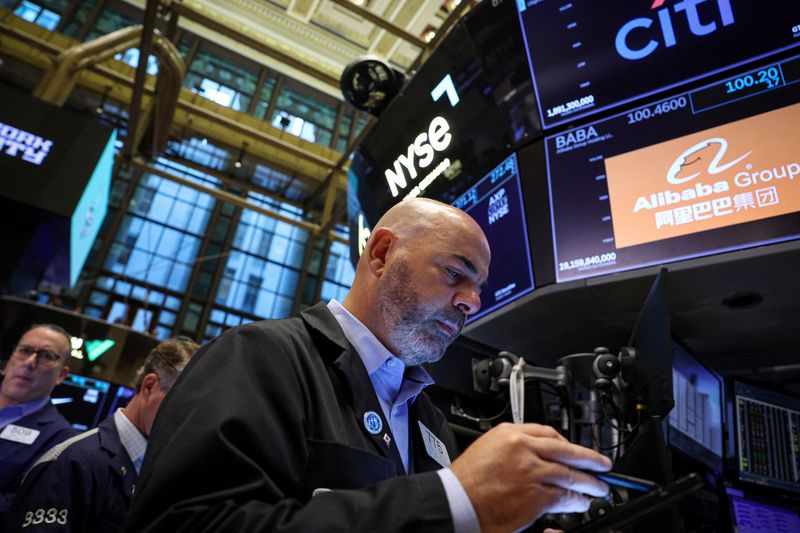 &copy; Reuters. Traders work on the floor at the New York Stock Exchange (NYSE) in New York City, U.S., October 23, 2024.  REUTERS/Brendan McDermid/File Photo