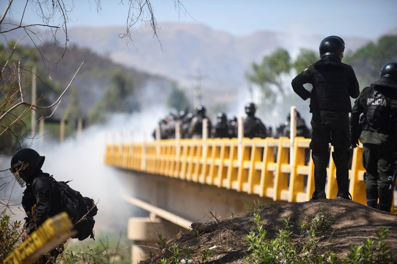 © Reuters. Bolivian police clash with supporters of former President Evo Morales who block key highways impeding delivery of food and fuel, amid rising political tensions between a faction around Morales and the government of his former ally President Luis Arce, in Parotani, Bolivia November 1, 2024. REUTERS/Claudia Morales