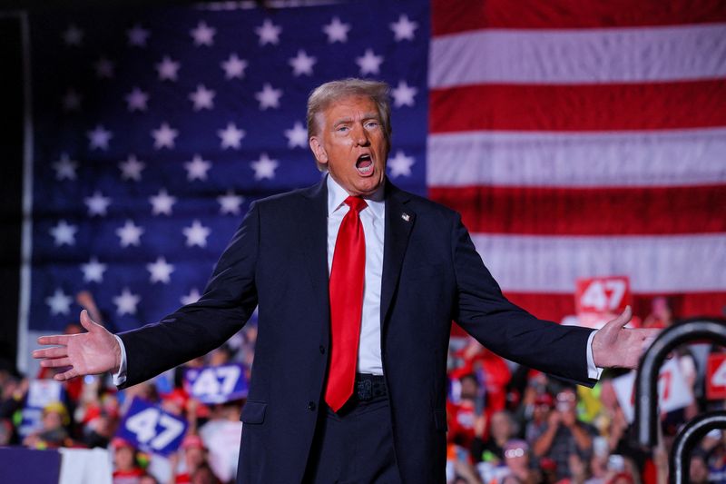 &copy; Reuters. Republican presidential nominee and former U.S. President Donald Trump attends his campaign rally at Macomb Community College in Warren, Michigan, U.S., November 1, 2024. REUTERS/Brian Snyder     TPX IMAGES OF THE DAY