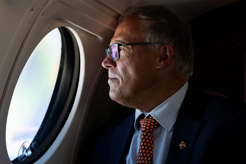 © Reuters. FILE PHOTO: Washington Governor Jay Inslee looks out the window of a Washington State Patrol plane while traveling across the state, U.S., September 18, 2024. REUTERS/Matt Mills McKnight/File Photo