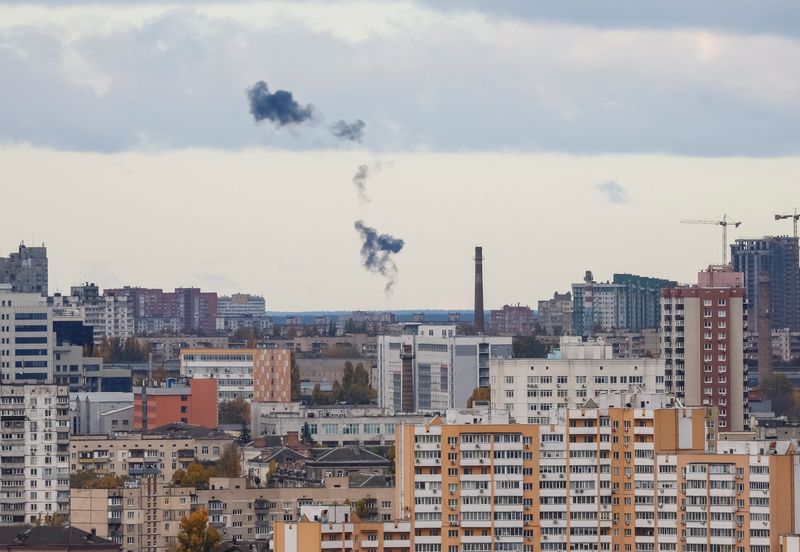 © Reuters. Smoke rises in the sky over the city after a Russian drone strike, amid Russia's attack on Ukraine, in Kyiv, Ukraine November 2, 2024. REUTERS/Gleb Garanich