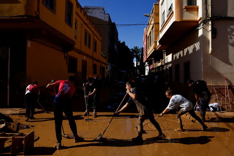 &copy; Reuters. Moradores varrem lama em Valêncian 2/11/2024nREUTERS/Susana Vera