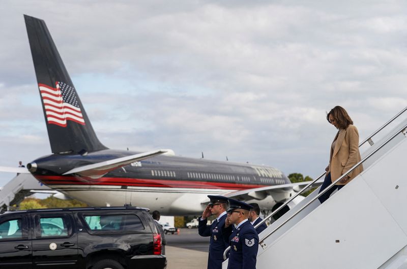 © Reuters. Kamala Harris disembarks Air Force Two near ''Trump Force One'', Charlotte, North Carolina, November 2, 2024. REUTERS/Kevin Lamarque