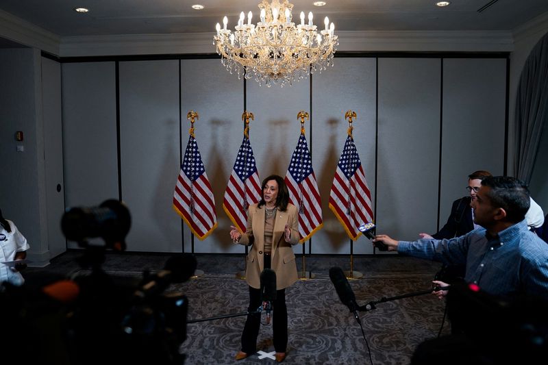 © Reuters. Democratic presidential nominee U.S. Vice President Kamala Harris speaks to members of the press in Milwaukee, Wisconsin, U.S., November 2, 2024. REUTERS/Elizabeth Frantz