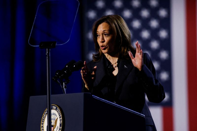 © Reuters. FIL PHOTO: Democratic presidential nominee and U.S. Vice President Kamala Harris attends a campaign rally in Milwaukee, Wisconsin, U.S., November 1, 2024. REUTERS/Eduardo Munoz/File Photo