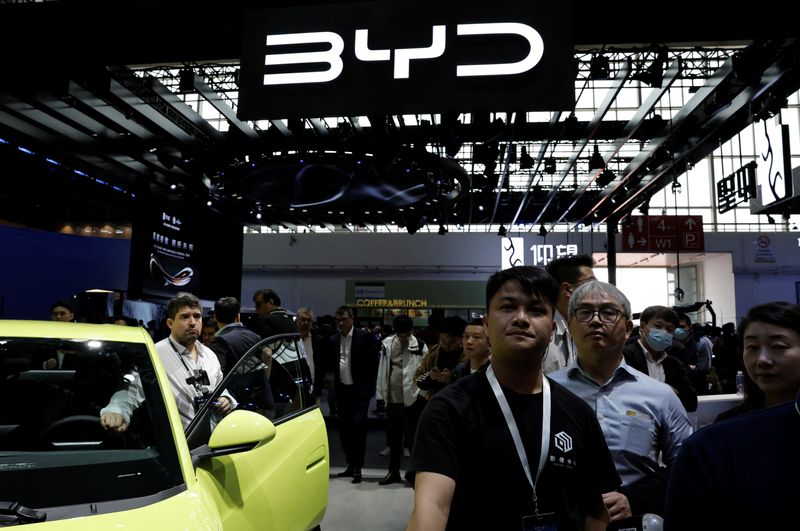 © Reuters. FILE PHOTO: Visitors walk past a BYD logo at the Beijing International Automotive Exhibition, or Auto China 2024, in Beijing, China, April 25, 2024. REUTERS/Tingshu Wang/File Photo