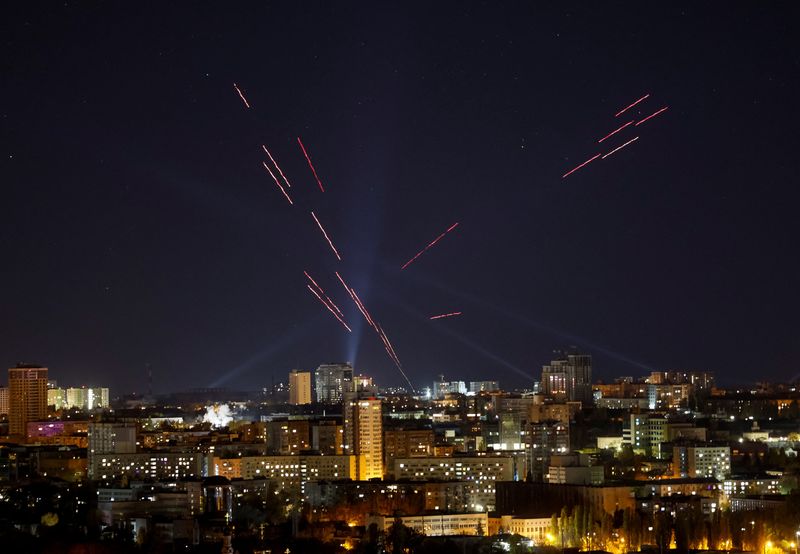 &copy; Reuters. Tracers and searchlights are seen in the night sky as Ukrainian servicemen search and fire at a drone during a Russian drone strike, amid Russia's attack on Ukraine, in Kyiv, Ukraine November 3, 2024. REUTERS/Gleb Garanich