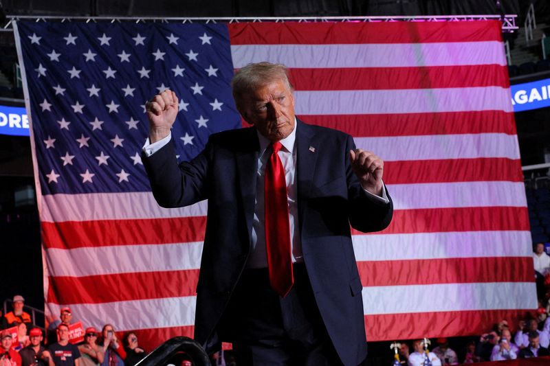 © Reuters. Republican presidential nominee former U.S. President Donald Trump dances onstage at a campaign rally in Greensboro, North Carolina, U.S., November 2, 2024.  REUTERS/Brian Snyder   