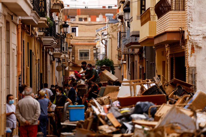 &copy; Reuters. People load damaged belongings on a truck, in the aftermath of floods caused by heavy rains, in Sedavi, near Valencia, Spain, November 3, 2024. REUTERS/Susana Vera