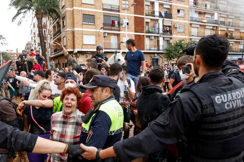 © Reuters. People protest as Spain's King Felipe visits Paiporta, following heavy rains that caused floods, in Paiporta, near Valencia, Spain, November 3, 2024. REUTERS/Eva Manez