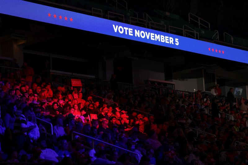 &copy; Reuters. Supporters attend a campaign rally of Republican presidential nominee and former U.S. President Donald Trump in Greensboro, North Carolina, U.S. November 2, 2024. REUTERS/Sam Wolfe/File Photo