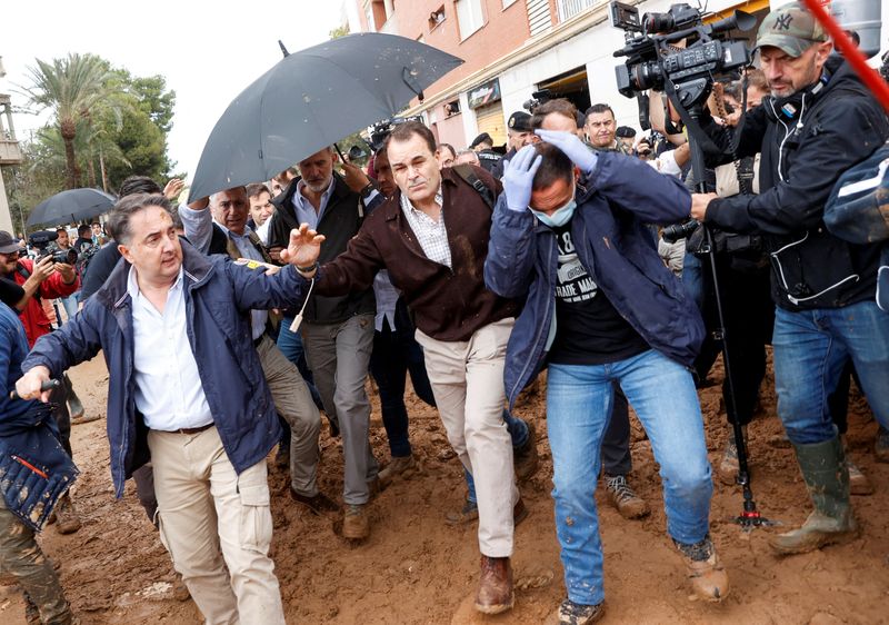 © Reuters. People throw mud at Spain's King Felipe, following heavy rains that caused floods, as he visits Paiporta, near Valencia, Spain, November 3, 2024. REUTERS/Eva Manez   