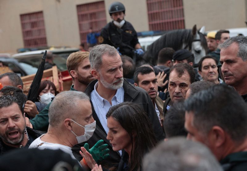 &copy; Reuters. Rei Felipe visita áreas afetadas por enchentes na Espanhan3/11/2024nREUTERS/David Melero