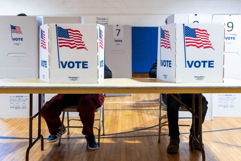 © Reuters. People cast their early ballots on the last day of early voting in Michigan at a polling station in Lansing, Michigan, U.S. November 3, 2024. REUTERS/Carlos Osorio