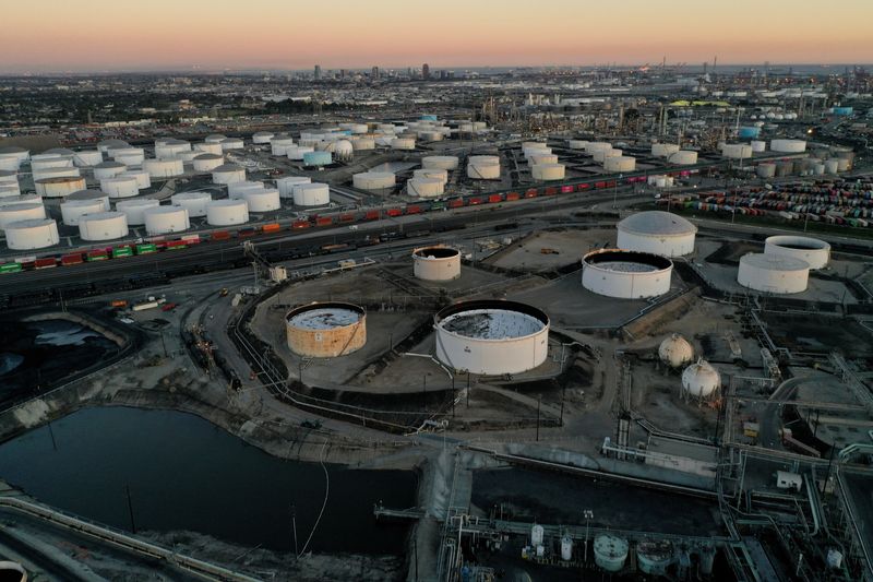 © Reuters. FILE PHOTO: Storage tanks for crude oil, gasoline, diesel, and other refined petroleum products are seen at the Kinder Morgan Terminal, viewed from the Phillips 66 Company's Los Angeles Refinery in Carson, California, U.S., March 11, 2022. Picture taken with a drone. REUTERS/Bing Guan/File Photo