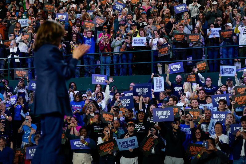 © Reuters. Supporters attend a campaign rally for Democratic presidential nominee U.S. Vice President Kamala Harris at Michigan State University in East Lansing, Michigan, U.S., November 3, 2024. REUTERS/Elizabeth Frantz