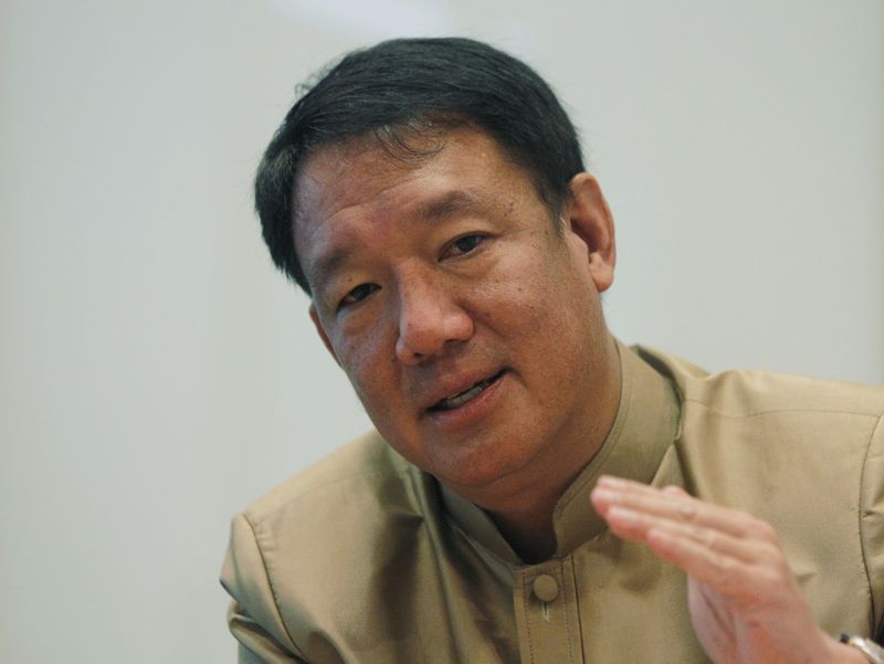 © Reuters. Thailand's Deputy Prime Minister and Minister of Finance Kittirat Na Ranong gestures during an interview with Reuters at the Ministry of Finance in Bangkok December 3, 2012.   REUTERS/Chaiwat Subprasom/ File Photo