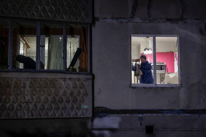 ©Reuters. Residents remove broken glass from the windows of their apartments damaged by a Russian airstrike during Russia's attack on Ukraine, in Kharkiv, Ukraine, November 3, 2024. REUTERS/Sofia Gatilova