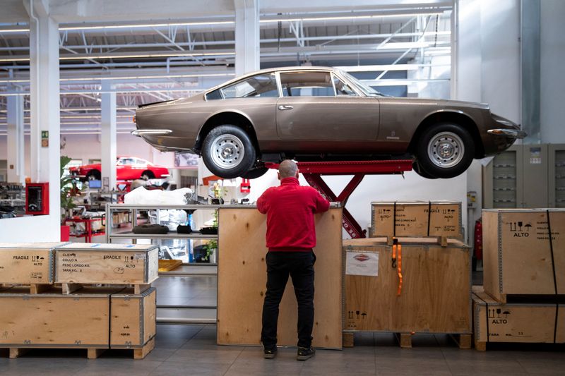 © Reuters. A Ferrari Classiche car is pictured in a garage at the Ferrari factory in Maranello, Italy, April 6, 2023. REUTERS/Alessandro Garofalo/ File Photo