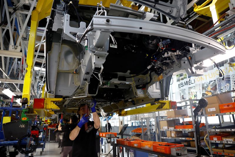 © Reuters. Employees work on the automobile assembly line of Renault Trafic vehicles at the Renault Sandouville car factory, near Le Havre, France, March 29, 2024. REUTERS/Sarah Meyssonnier/ File Photo