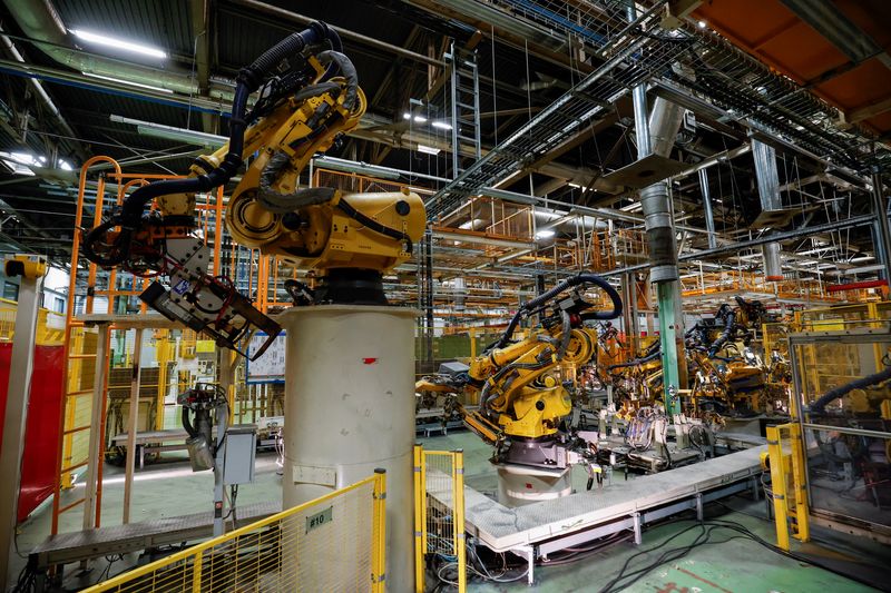 &copy; Reuters. Bracci robotici vengono installati nella nuova fabbrica della cinese Chery Auto, nella Zona Franca, a Barcellona, Spagna, 19 aprile 2024. REUTERS/Albert Gea