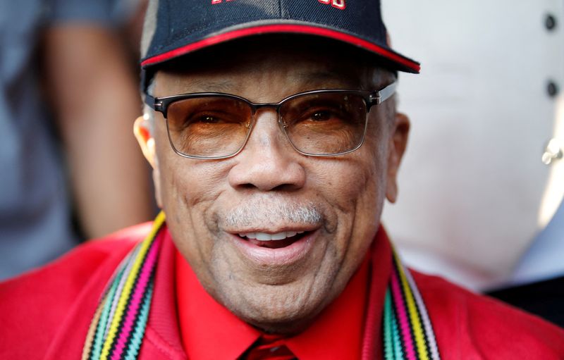 &copy; Reuters. Il leggendario produttore americano Quincy Jones posa durante una cerimonia per rinominare una sala concerti a suo nome e celebrare il suo 85° compleanno durante la serata di apertura del 52° Montreux Jazz Festival a Montreux, in Svizzera, il 29 giugno 