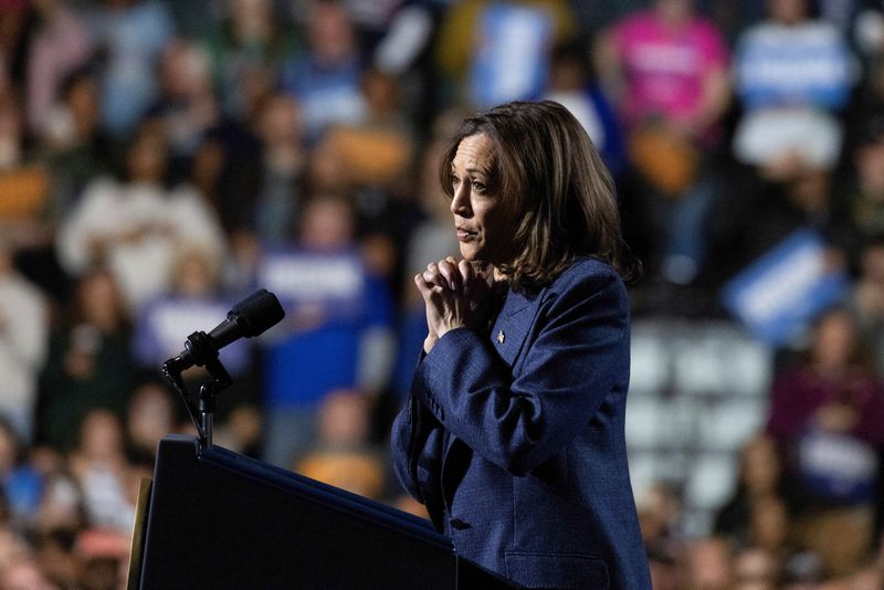 © Reuters. Democratic presidential nominee U.S. Vice President Kamala Harris attends a campaign rally at Michigan State University in East Lansing, Michigan, U.S., November 3, 2024. REUTERS/Carlos Osorio