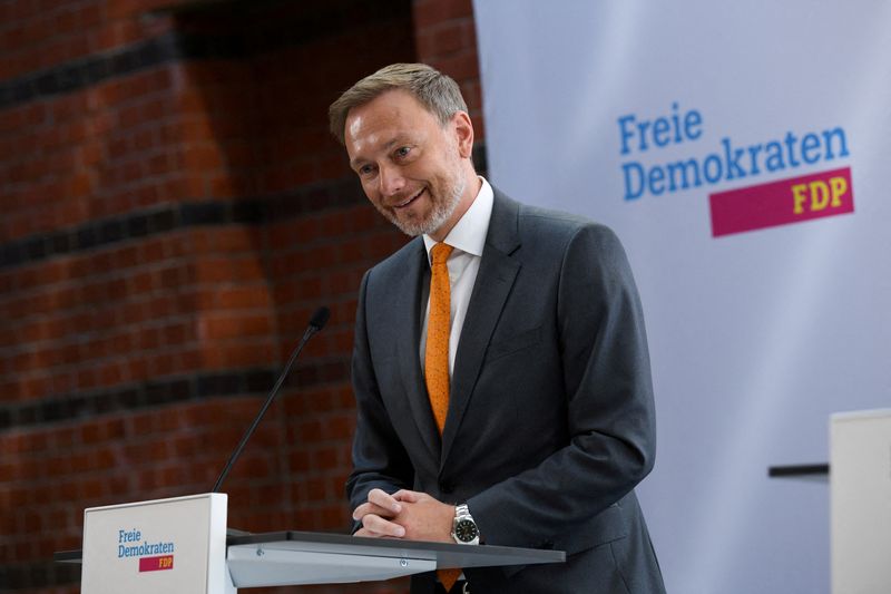 © Reuters. FILE PHOTO: Germany's Free Democratic Party (FDP) leader Christian Lindner speaks next to FDP's top Schleswig-Holstein candidate Bernd Buchholz (not pictured) as they attend a news conference following the results of the Schleswig-Holstein regional elections, in Berlin, Germany, May 9, 2022. REUTERS/Annegret Hilse/File Photo