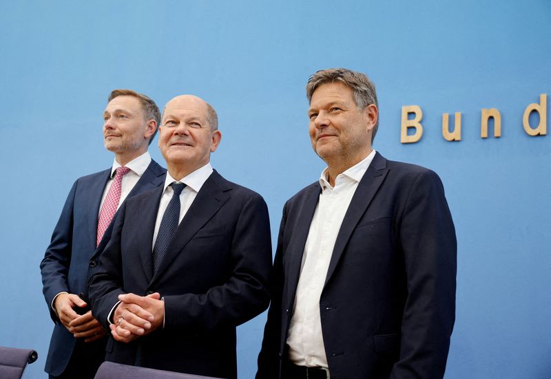 © Reuters. FILE PHOTO: German Chancellor Olaf Scholz of the Social Democratic Party SPD, his coalition partners Finance Minister Christian Lindner of the Liberal Party FDP, and Economy Minister Robert Habeck of the Greens arrive for a joint news conference after agreeing on the 2025 budget in Berlin, Germany, July 5, 2024.  REUTERS/Axel Schmidt/File Photo