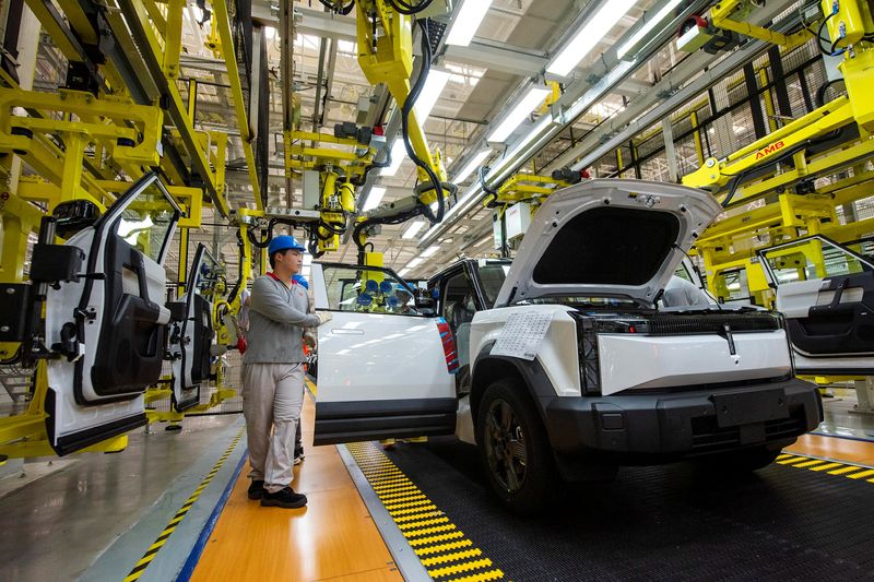 © Reuters. Employees work on the production line at a factory for Chery's electric vehicles (EV) in Wuhu, Anhui province, China July 29, 2024. China Daily via REUTERS/File Photo