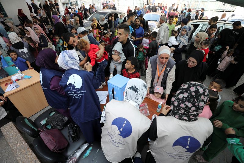 &copy; Reuters. Palestinian children are vaccinated against polio during the second round of a vaccination campaign, amid the Israel-Hamas conflict, in Gaza City, November 2, 2024. REUTERS/Dawoud Abu Alkas/File Photo