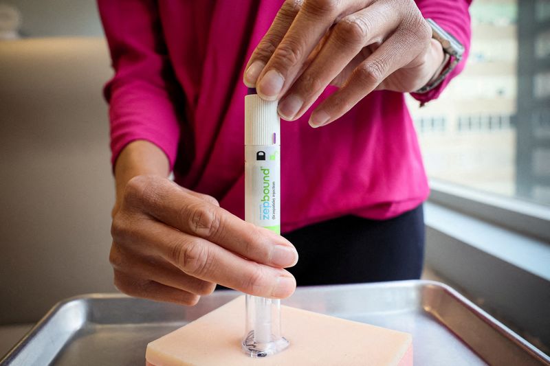 &copy; Reuters. FILE PHOTO: An injection pen of Zepbound, Eli Lilly’s weight loss drug, is displayed in New York City, U.S., December 11, 2023.  REUTERS/Brendan McDermid/File Photo