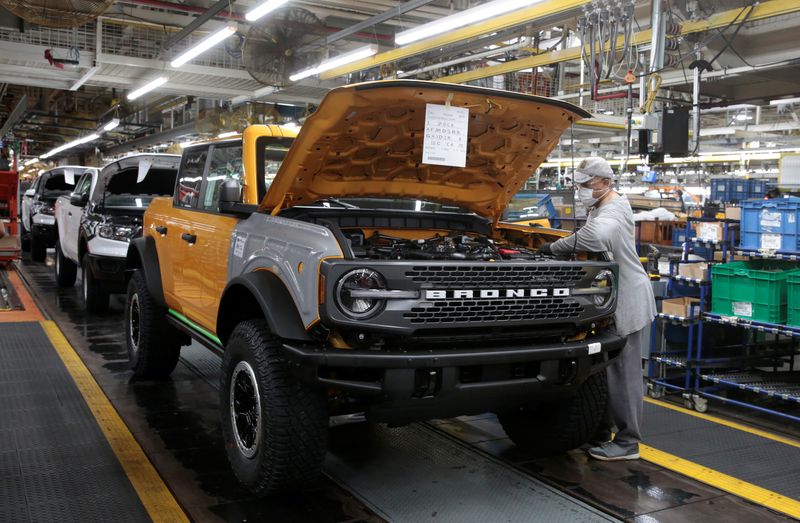 © Reuters. FILE PHOTO: The Ford 2021 Bronco SUV is seen on the assembly line at Michigan Assembly Plant in Wayne, Michigan, U.S., June 14, 2021. REUTERS/Rebecca Cook/File Photo