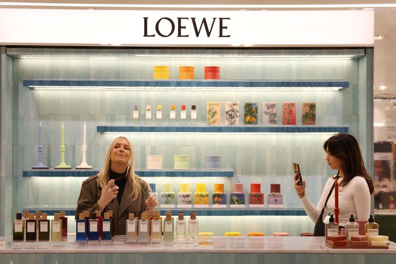 &copy; Reuters. A woman tests a Loewe perfume at the John Lewis retail store on Oxford Street in London, Britain, October 24, 2024. REUTERS/Hollie Adams/File Photo