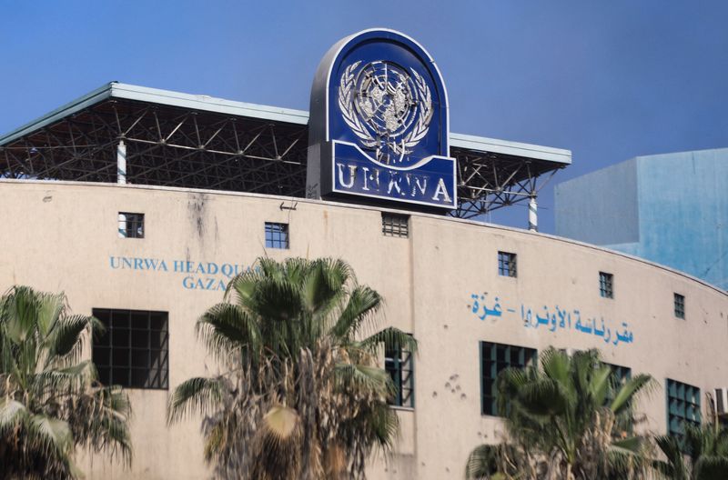 &copy; Reuters. Palestinos se reúnem para observar danos à sede da UNRWA na Cidade de Gazan 12/7/2024   REUTERS/Dawoud Abu Alkas