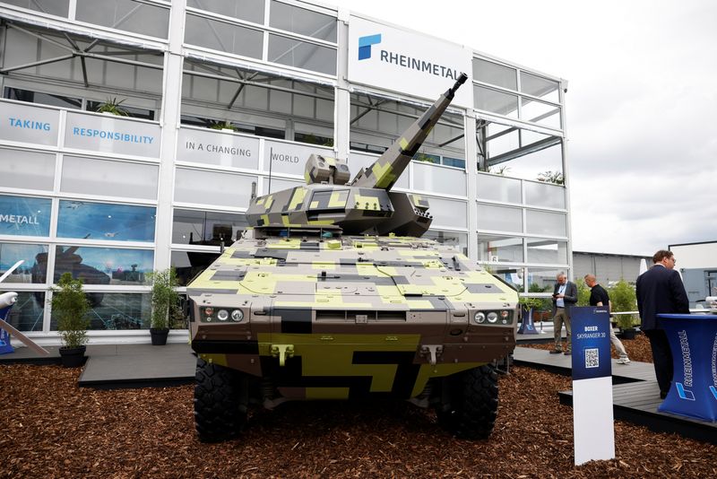 © Reuters. People stand near a Rheinmetall Boxer Skyranger at the International Aerospace Exhibition ILA on the opening day at Schoenefeld Airport in Berlin, Germany June 5, 2024. REUTERS/Axel Schmidt/File Photo