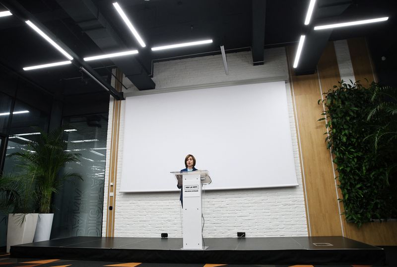 © Reuters. Moldova's incumbent President and presidential candidate Maia Sandu speaks following the announcement of the preliminary results of the second round of the presidential election, at her campaign headquarters in Chisinau, Moldova November 4, 2024. REUTERS/Vladislav Culiomza